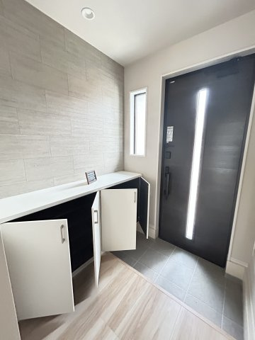 【LGARE】下都賀郡壬生町 40期 全2区画の収納|〇1号棟玄関収納〇
玄関にあるシューズクローク。家族の普段使いの靴はもちろん、お客様の靴を置けるスペースとしても活躍します。
※2025年10月撮影