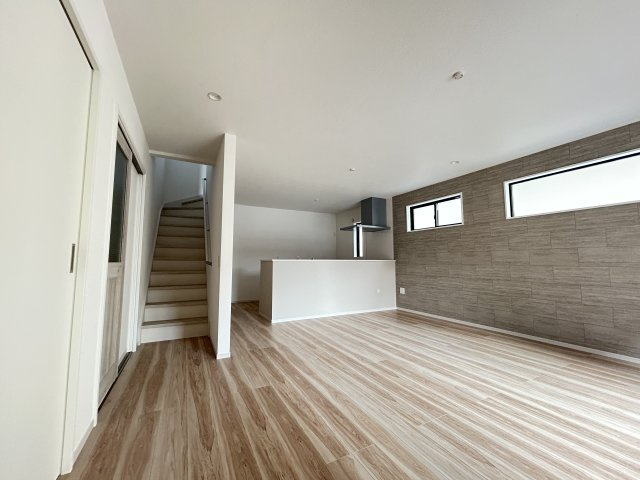 【LGARE】下都賀郡壬生町 40期 全2区画の居間・リビング|〇1号棟LDK18.5帖〇
リビングアクセス階段プラン採用！「ただいま！」「おかえり～」など、家族の会話が自然と生まれる間取り。家族の絆を大切にするKEIAIオススメのプラン。
※2025年10月撮影