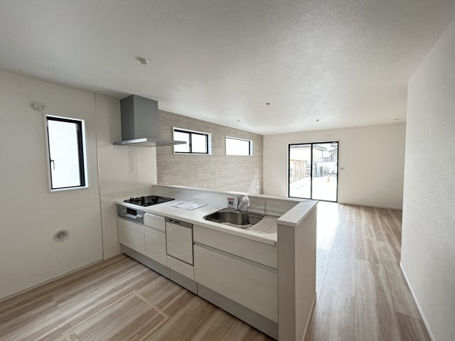 【LGARE】下都賀郡壬生町 40期 全2区画のキッチン|○1号棟キッチン○
お料理をしながらお子様の様子を見守ることができる対面キッチンを採用。コミュニケーションがとりやすく、家族の絆が深まります。
※2025年10月撮影