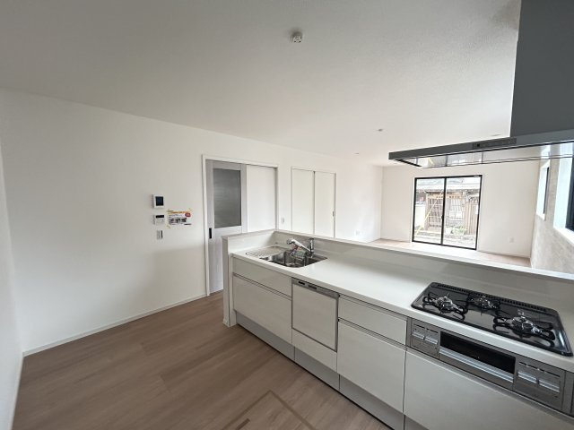 【LGARE】下都賀郡壬生町 40期 全2区画のキッチン|○1号棟キッチン○
お料理をしながらお子様の様子を見守ることができる対面キッチンを採用。コミュニケーションがとりやすく、家族の絆が深まります。
※2025年10月撮影