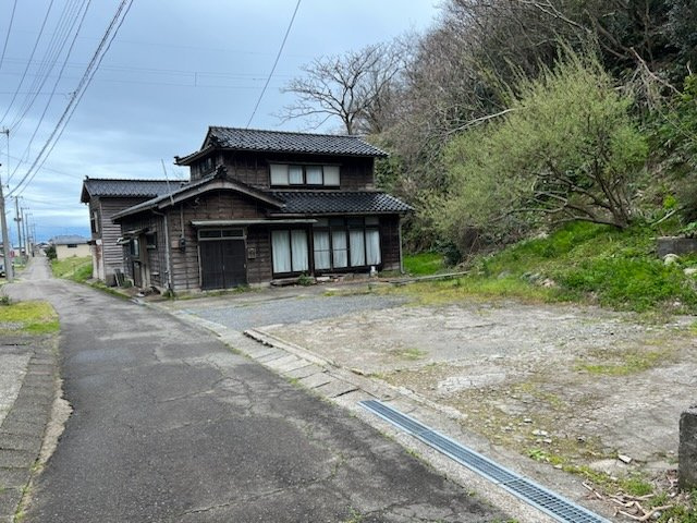 米山町　中古住宅の駐車場|外観③
