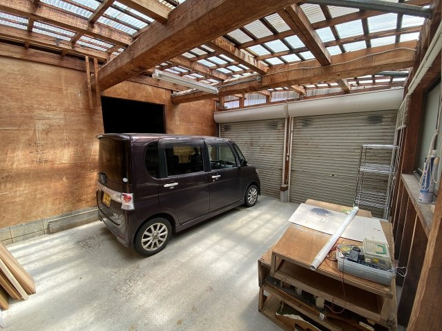 新道売住宅のその他|ガレージ内