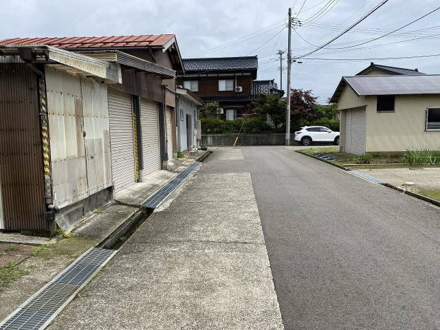 新道売住宅の前面道路含む現地写真|ガレージ乗入れ