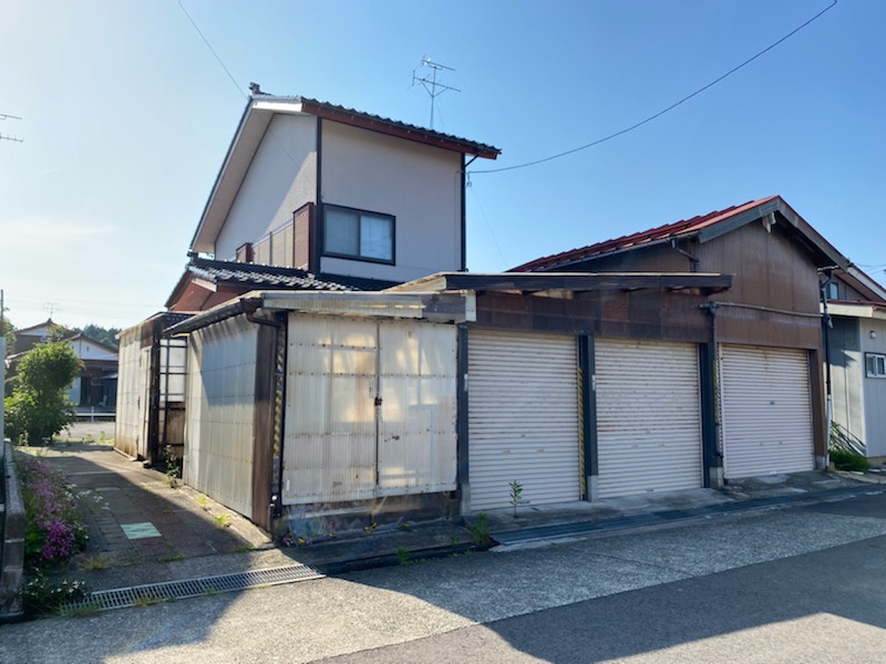 新道売住宅の前面道路含む現地写真|外観②
