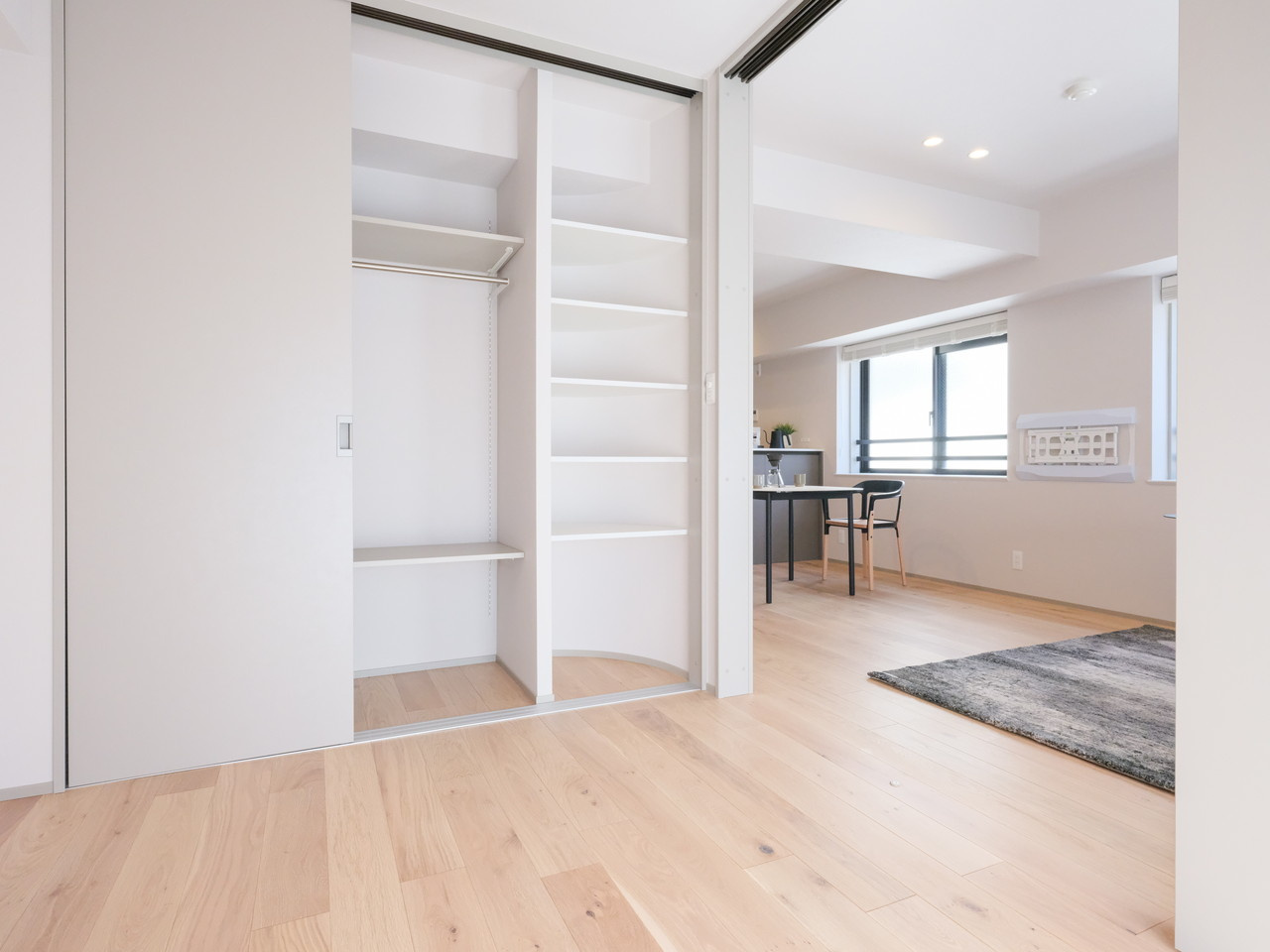 東京八重洲アムフラットの洋室|洋室１にはクローゼットと棚を造作しました。お手持ちの衣服などたっぷりと荷物を収納でき、居住空間は広くお使いいただけます