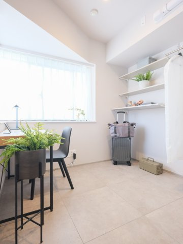 東京八重洲アムフラットの洋室|洋室２は玄関からフラットにタイルを敷設しました。異国風の住まいを演出し、プライベート性の高い時間を過ごせます。