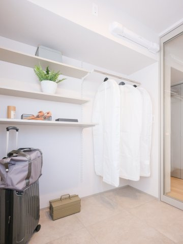 東京八重洲アムフラットの洋室|洋室２には衣類の収納に便利なクローゼットに加えて、インテリアとしても楽しめる可動式の収納棚を備え付けました