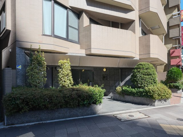 東京八重洲アムフラット|エントランスへと続く明るいアプローチです。都市に暮らすからこそ必要な、心を癒やす植栽の自然の緑が出迎えてくれます