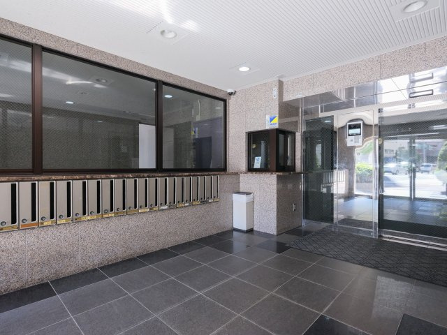 東京八重洲アムフラットのエントランス|お手入れが行き届いた綺麗なエントランスロビーが、安らぎに満ちた暮らしへ誘います。整ったメールボックスからは、大切に住み継がれてきた様子が伺えます