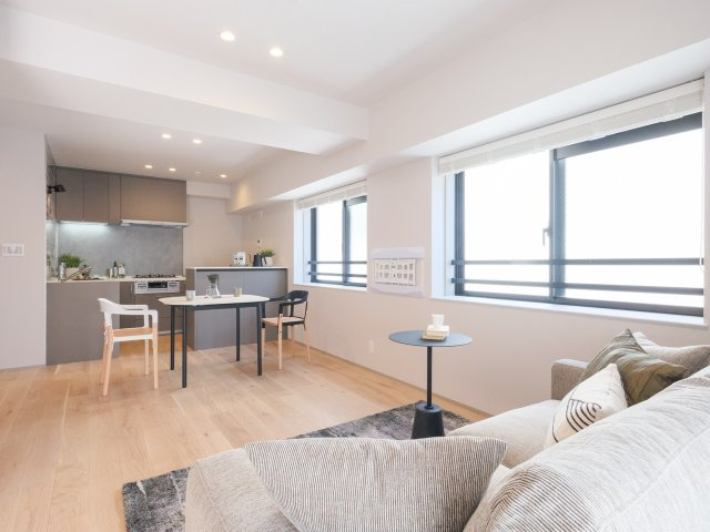 東京八重洲アムフラットの居間・リビング|開放感が溢れるリビングダイニングキッチンです。リュクスな暮らしが叶うリビングは木の温もりと上質感を味わえるお部屋です