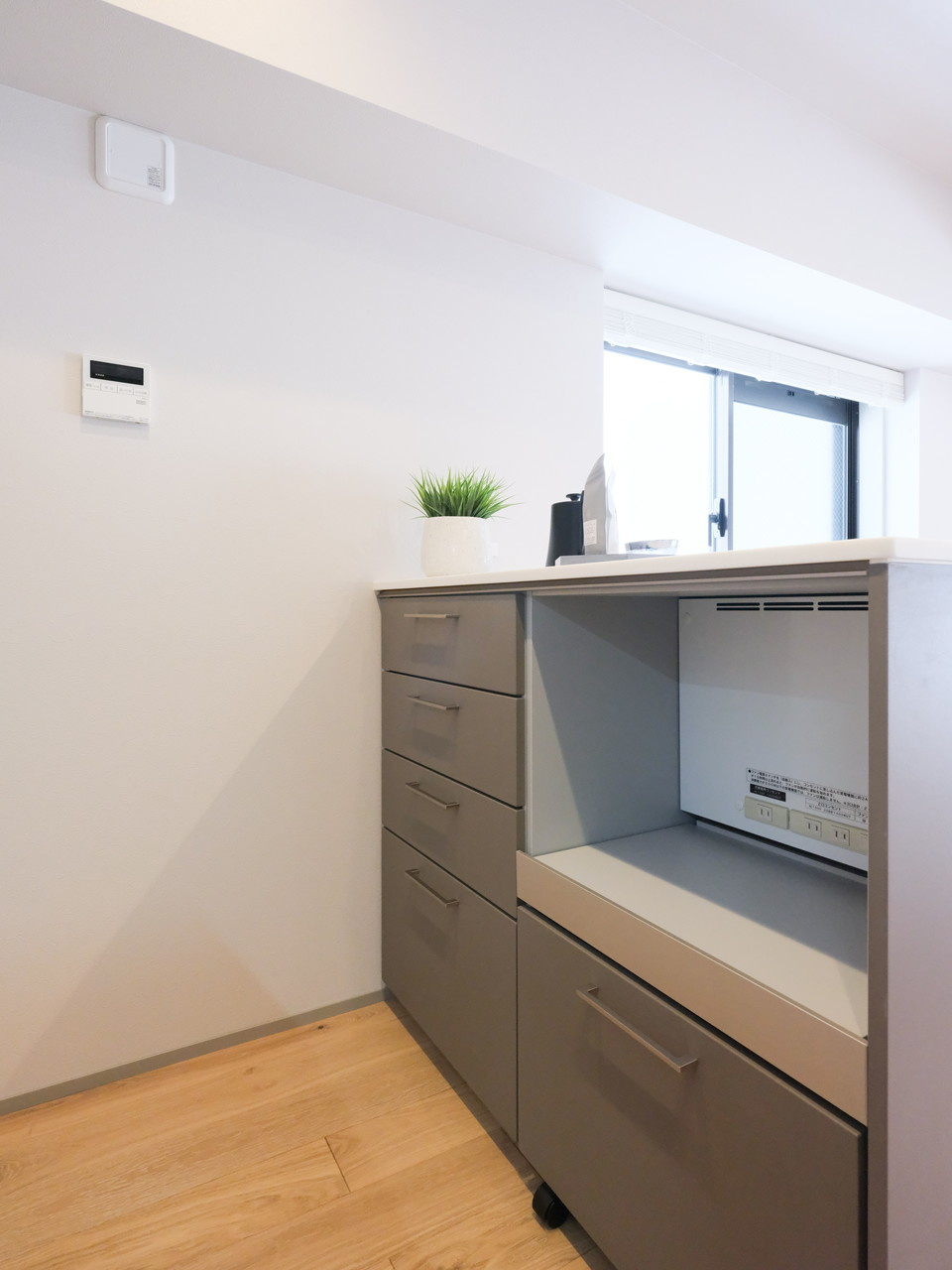 東京八重洲アムフラットのキッチン|キッチンとお揃いでスタイリッシュなカップボードを備え付けました。収納も作業スペースも広いので、お二人以上での料理が楽しめます。