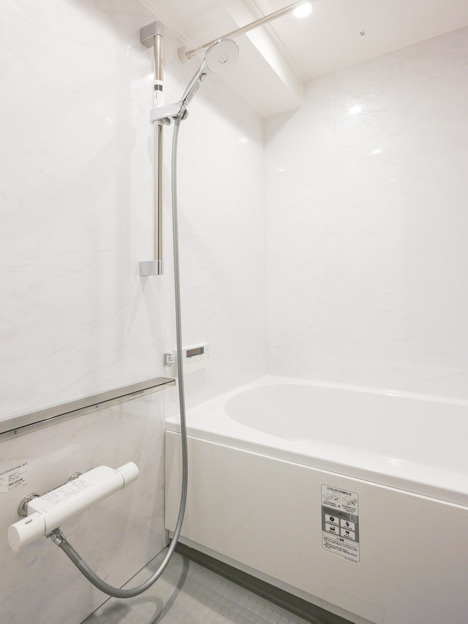 東京八重洲アムフラット|1日の疲れをしっかりと癒すバスルームです。ゆったりとしたバスタブで毎日のお風呂時間を心ゆくまでお楽しみいただけます