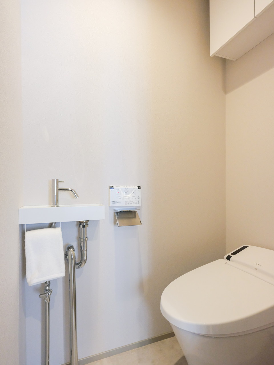 東京八重洲アムフラットのトイレ|レストルームには手洗いカウンターを備え付けました。洗練されたデザインのタンクレスを採用。ウォシュレット一体型のトイレはお掃除の手助けをしてくれる便利機能が搭載されています