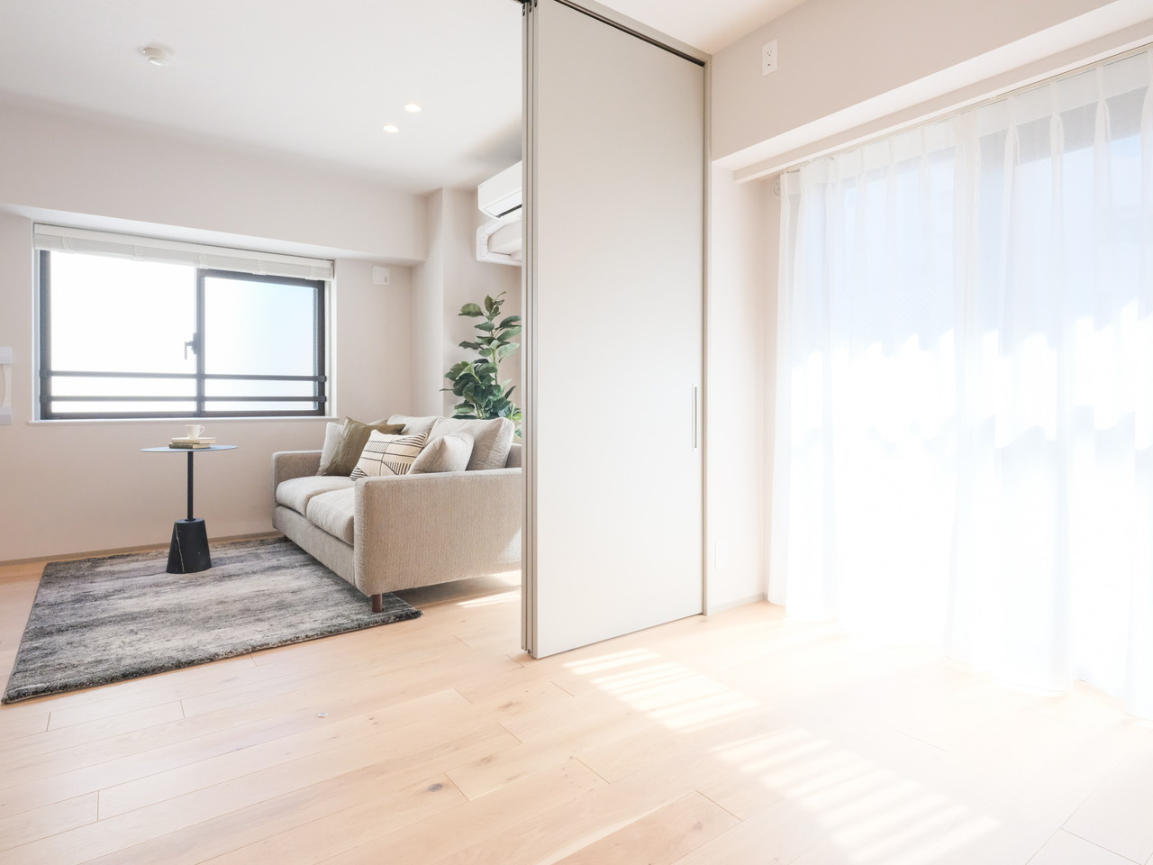 東京八重洲アムフラットの洋室|主寝室にぴったりな洋室１です。リビングと接続しているので、引き戸を開放するとより広々したお部屋としてお使いいただけます