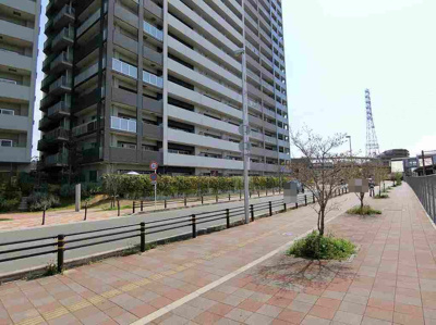 【外観】 | ビッグカーサ堺しらさぎ駅前ｔｏｗｅｒｃａｓａ　Ｄ棟 | 万代まで徒歩７分！ファミリーマートまで徒歩５分！ココカラファインまで徒歩７分！コーナンまで徒歩９分！お買い物に便利な立地ですよ♪