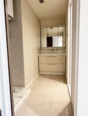 【独立洗面台】 | ヴィラージュ・ヴェール８番館 | 収納豊富な三面鏡の洗面台です