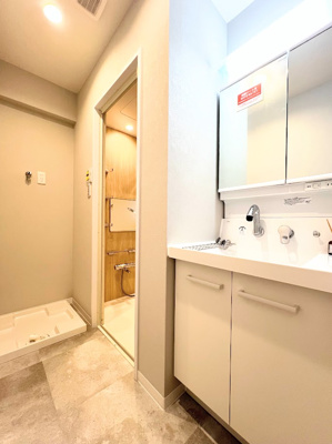 【独立洗面台】 | 鷺沼東急アパート | ◆毎日使う場所だから、機能的で使いやすさに配慮したパウダールーム。すっきりと使えるように収納も豊富にご用意しています。