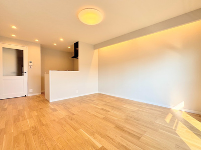 【居間・リビング】 | 鷺沼東急アパート | ◆柔らかな色合いのフローリングと清潔感のあふれる白のクロスが明るい空間を創り出しているリビングダイニング。家族の集まる憩いの場にふさわしいです。