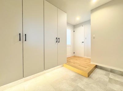 【玄関】 | 鷺沼東急アパート | ◆明るい玄関です！散らかりやすい玄関もスッキリする大容量のシューズボックス付き。