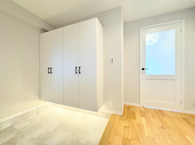 【玄関】 | 鷺沼東急アパート | ◆光の渦が溢れた明るい玄関ホール。「おかえり」と「ただいま」が交差するお家の顔とも言える場所は爽やかで心地良い空間となっています。すっきり片付いた玄関で来客時にも自信が持てそう。