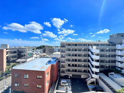 【展望】 | 鷺沼東急アパート | ◆気持ちのいい空が見渡せる広いバルコニー。爽やかな風を感じて、心躍る素敵な暮らしがはじまります。通風・採光にも優れ、心地よい光と風があふれています♪