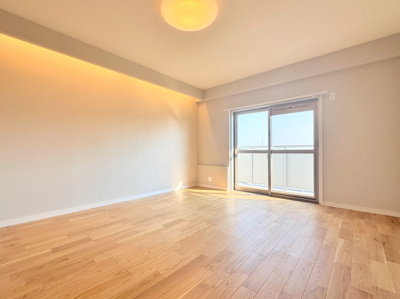 【居間・リビング】 | 鷺沼東急アパート | ◆家族で食卓を囲むダイニングスペースと、ソファでゆったりくつろぐリビングスペースがしっかり区切られているので家具の配置や用途を使いわけしやすいです。