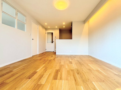 【居間・リビング】 | 鷺沼東急アパート | ◆だんらんのスペースとなるＬＤＫ。窓から明るい光が差し込み、思わず家族の会話も弾む快適な空間。