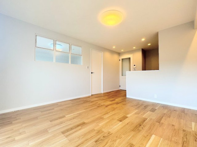 【居間・リビング】 | 鷺沼東急アパート | ◆リビングは一日中太陽の光が射し込みます。家族が集まる空間は、自然と笑顔が溢れます！