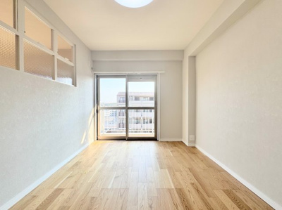 【洋室】 | 鷺沼東急アパート | ◆柔らかい陽光が差し込む明るいお部屋を演出する設計。彩光の取れる窓が気持ちの良いお部屋を創り上げます。