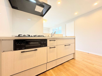 【キッチン】 | 鷺沼東急アパート | ◆デザイン性と機能性を兼ね備えたキッチンです。リビングスペースとの一体感が生まれ、広々空間を演出してくれます。