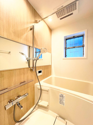 【浴室】 | 鷺沼東急アパート | ◆モダンデザインの空間が気持ちよさを高めてくれるバスルーム。すっきりとした清潔感の中に都会的なセンスが感じられ、心身をリフレッシュできる寛ぎを深めてくれるスペースです。