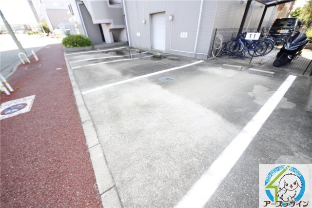 オーズコートの駐車場