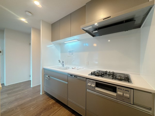 【キッチン】 | レークサイド野多目☆仲介手数料無料☆ | 機能性とデザイン性を両立させた、リノベーション物件ならではの素敵なキッチン。立ってみるとそれがよく分かります♪