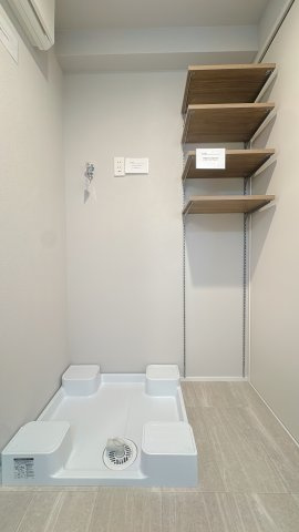 【ランドリースペース】 | レークサイド野多目☆仲介手数料無料☆ | 可動式の棚でタオル類などの収納に役立ちます。