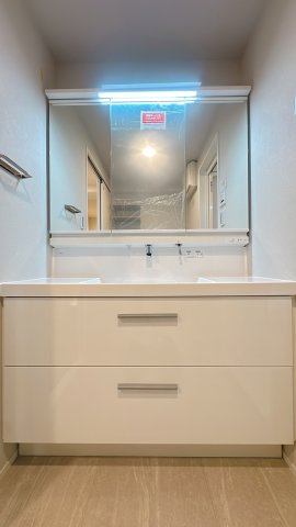【独立洗面台】 | レークサイド野多目☆仲介手数料無料☆ | 脱衣所として十分なスペースを確保。白でまとまった清潔感あふれる空間です。