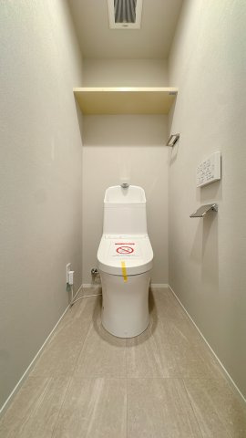 【トイレ】 | レークサイド野多目☆仲介手数料無料☆ | 手洗い一体型のトイレは節水効果があり、環境にもお財布にも優しい人気のタイプです。もちろんウォシュレット機能も完備しています。