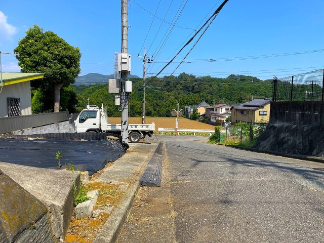 【前面道路含む現地写真】 | ◇◆秦野市東田原 売地◆◇ | 車止めのある整備された駐車スペース