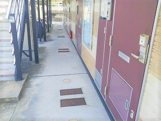 レオパレスステーションハイツの玄関