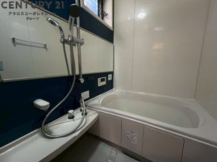 シックな色味の広々としたバスルームです。