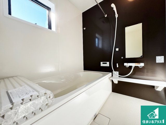 河内長野市古野町　第1期　新築一戸建てのキッチン|リビングと統一感があり、使い勝手のいいキッチン。広々としているので、二人並んで作業が出来ちゃいます。お子様と一緒に色々なお料理に挑戦できるスペースがあります。