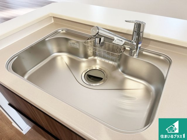 河内長野市古野町　第1期　新築一戸建ての独立洗面台|清潔感のある洗面台です。フラットな鏡は掃除がしやすく毎日清潔！ホースは引き出して使えるので洗顔やお掃除の際に便利です！