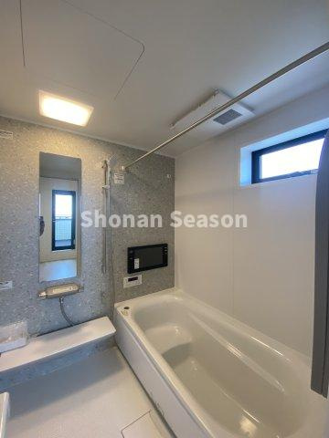 【浴室】 | 段差付きのバスタブは小さなお子さまとのご入浴時も安心です。