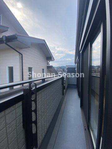 【バルコニー】 | リビングへと続くバルコニーは急な雨にも気が付きやすく洗濯物をサッと取り込めます。