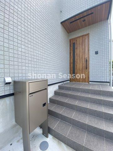 【玄関】 | 不在時にも安心の「宅配ボックス」付き！忙しいご家庭にも嬉しいポイントです。