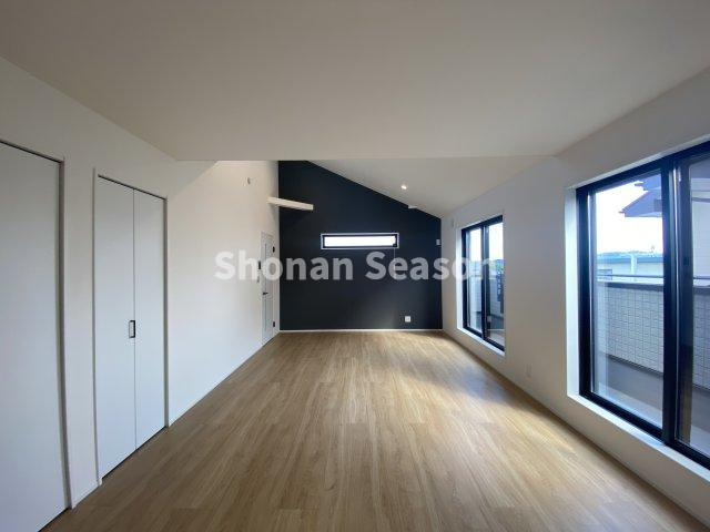 【居間・リビング】 | 自然光がたっぷり降り注ぐ明るいリビングで家族団らん時間をお過ごしいただけます♪