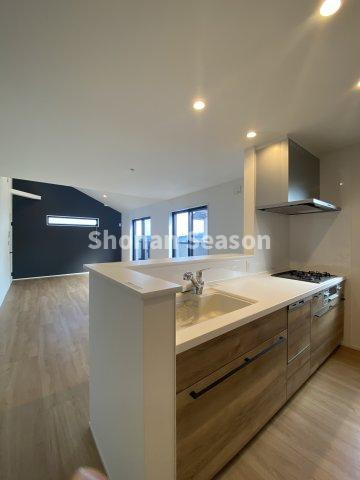 【キッチン】 | リビング全体を見渡せる縦長リビング！
ご家族の様子を見守りながら料理ができます♪