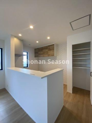 【キッチン】 | キッチン背面には食品のストックに便利な「パントリー」完備◎