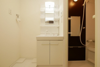 【独立洗面台】 | URBAN PARK難波南 | 独立洗面台、小物を置くことができて便利です