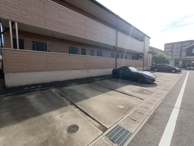 シャルマンの駐車場