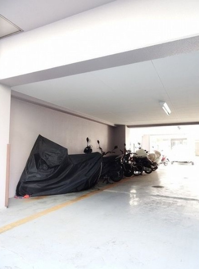 クレール須崎の駐車場